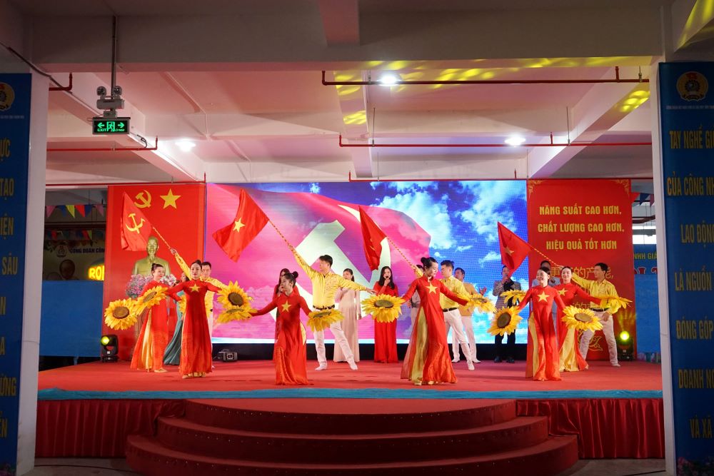 Theo đó ngày 23.12, tại Công ty TNHH giầy Roll sport Việt Nam (ở Khu công nghiệp Hoàng Long, TP Thanh Hóa), Công đoàn Khu kinh tế Nghi Sơn và các Khu công nghiệp tỉnh Thanh Hóa (KKTNS&CKCN ThanH Hóa) đã tổ chức Hội thi “Tay nghề giỏi ngành giầy da năm 2023”. Ảnh: Quách Du