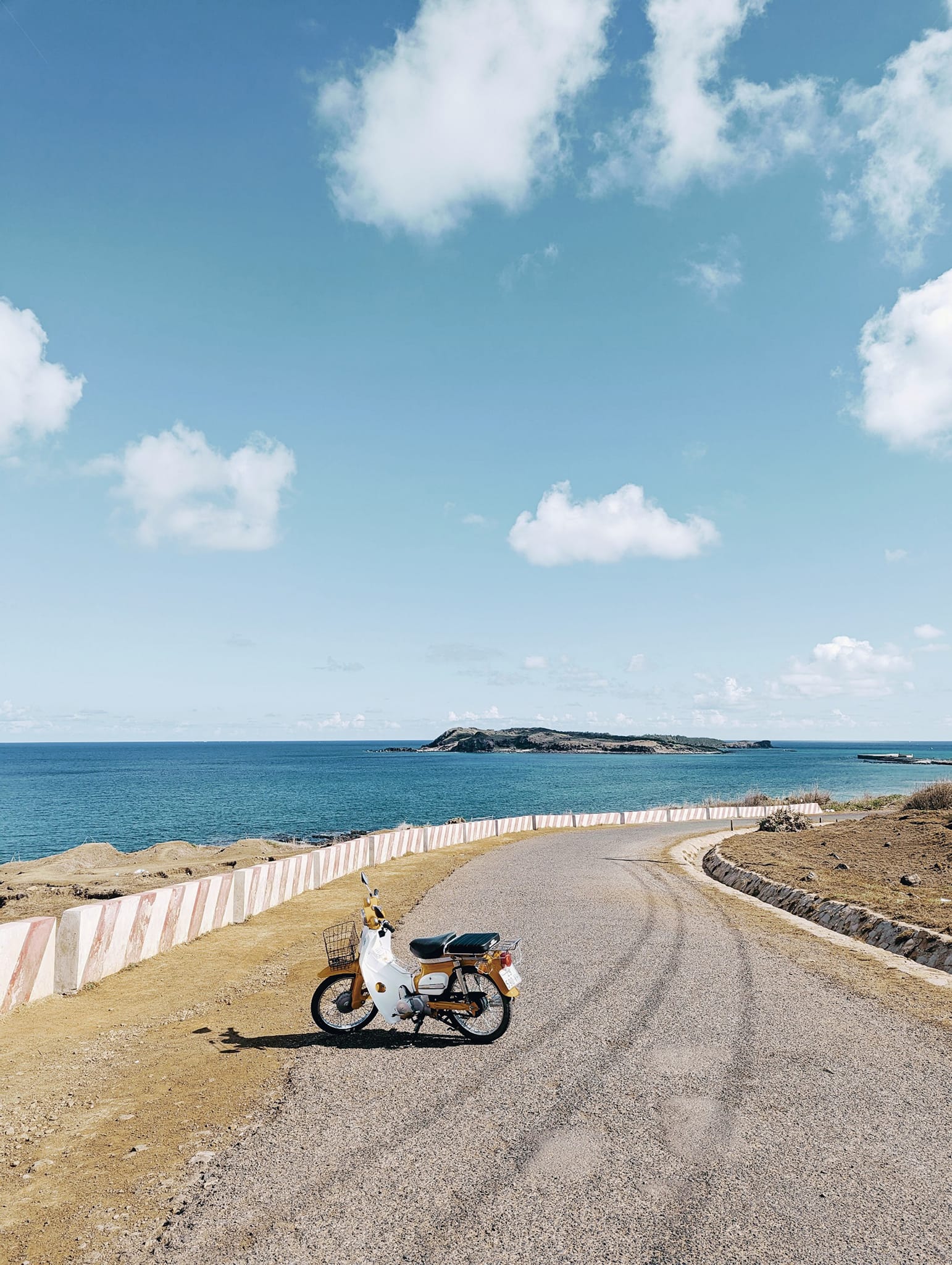 Phú Quý là một trong những hòn đảo nổi tiếng cách thành phố Phan Thiết, Bình Thuận 120km. Nơi đây không chỉ đặc biệt bởi cái tên mà còn được giới trẻ yêu thích vì không khí bình yên và cảnh đẹp không khác gì trong phim Hàn.