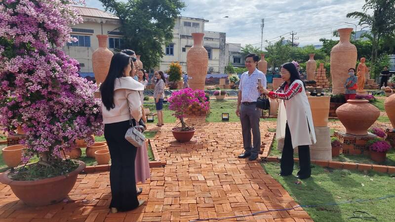 Vườn gốm đỏ Vĩnh Long có diện tích khoảng 1.500m2 với gần 500 sản phẩm gốm đỏ, vườn gốm đỏ Vĩnh Long được nhiều người chụp ảnh lưu niệm. Ảnh: Hoàng Lộc