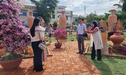 Vườn gốm đỏ Vĩnh Long có diện tích khoảng 1.500m2 với gần 500 sản phẩm gốm đỏ, vườn gốm đỏ Vĩnh Long được nhiều người chụp ảnh lưu niệm. Ảnh: Hoàng Lộc