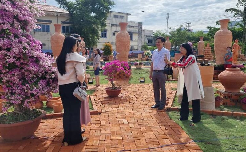 Vườn gốm đỏ Vĩnh Long có diện tích khoảng 1.500m2 với gần 500 sản phẩm gốm đỏ, vườn gốm đỏ Vĩnh Long được nhiều người chụp ảnh lưu niệm. Ảnh: Hoàng Lộc