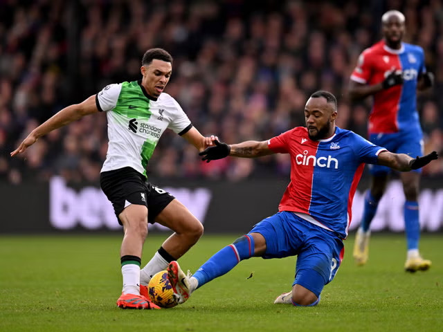 Trent Alexander-Arnold thoải mái khi được đẩy lên hàng tiền vệ.  Ảnh: AFP 