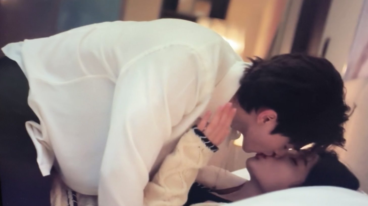 Cảnh hôn của Song Kang và Kim Yoo Jung ở tập 9 “My Demon” gây sốt. Ảnh: Naver
