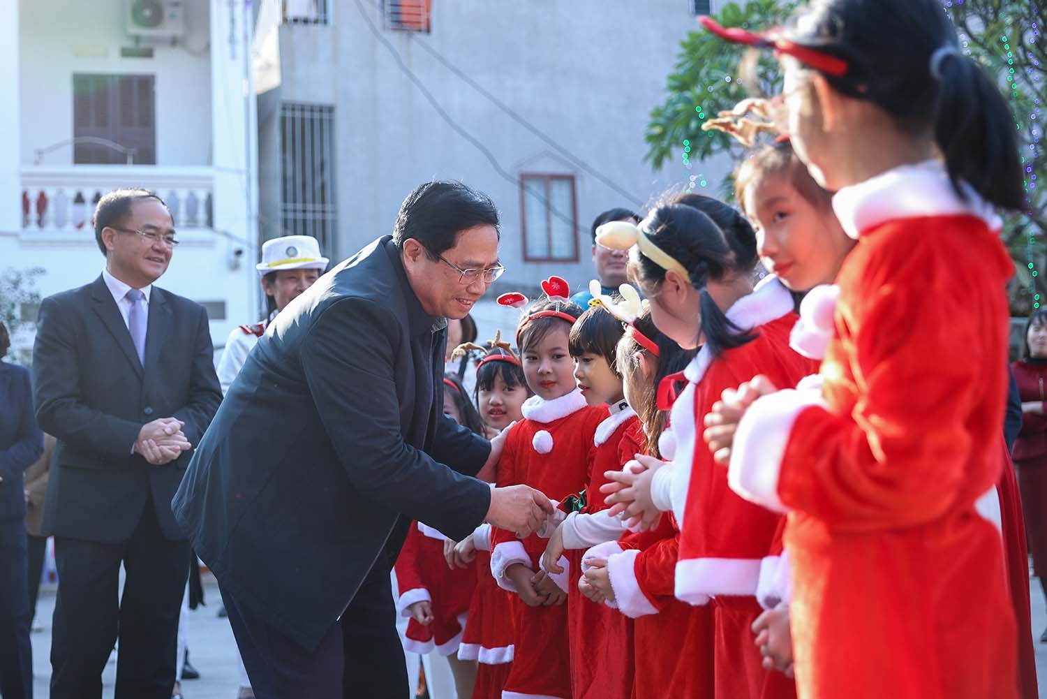 Thủ tướng Phạm Minh Chính tới thăm, chúc mừng các linh mục và đồng bào Công giáo tại Giáo xứ Bắc Giang. Ảnh: Nhật Bắc