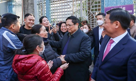 Thủ tướng Chính phủ Phạm Minh Chính thăm hỏi nhân dân thành phố Bắc Giang. Ảnh: Nhật Bắc
