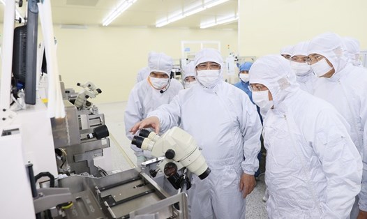 Thủ tướng Chính phủ Phạm Minh Chính thăm dây chuyền sản xuất của Công ty sản xuất chip bán dẫn tại Bắc Giang. Ảnh: Dương Giang