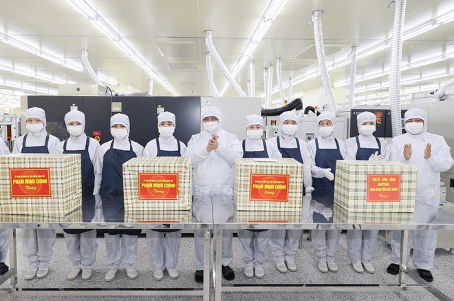 Thủ tướng Phạm Minh Chính tặng quà khi thăm dây chuyền sản xuất của Công ty sản xuất chíp bán dẫn tại Bắc Giang. Ảnh: Dương Giang