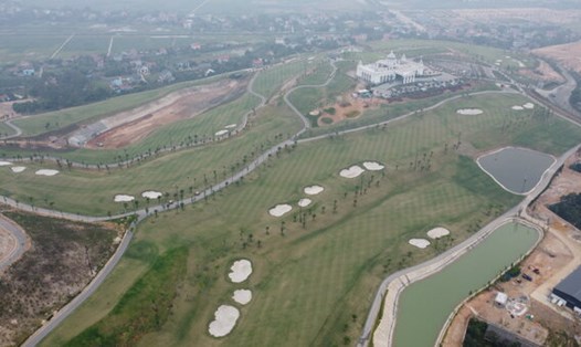Dự án sân golf Việt Yên đã cơ bản hoàn thành thi công hệ thống kè, mương thoát nước, hồ điều hòa để thu gom nước mưa bên trong dự án; đảm bảo không ảnh hưởng hộ dân xung quanh khi trời mưa. Ảnh: Vĩnh Hoàng