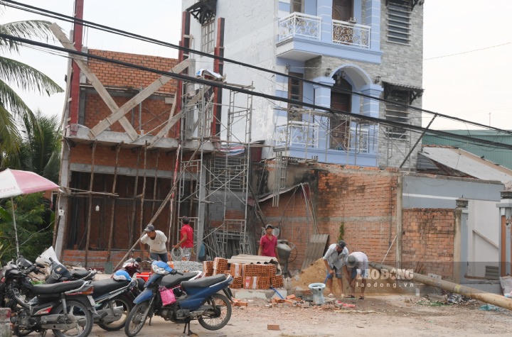 Người dân tự nguyện tháo gỡ công trình, xây lùi vào để cất nhà ở mới để sớm ổn định cuộc sống.