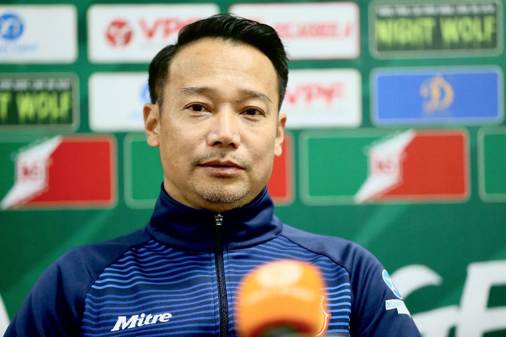 Huấn luyện viên Vũ Hồng Việt hài lòng về hàng phòng ngự của đội Nam Định. Ảnh: Nam Định FC