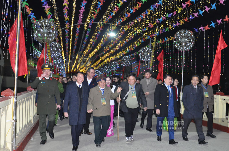Các đại biểu tham gia khai mạc Festival trình diễn Khèn Mông và Lễ hội hoa Tớ Dày năm 2023. Ảnh: Phan Kiên