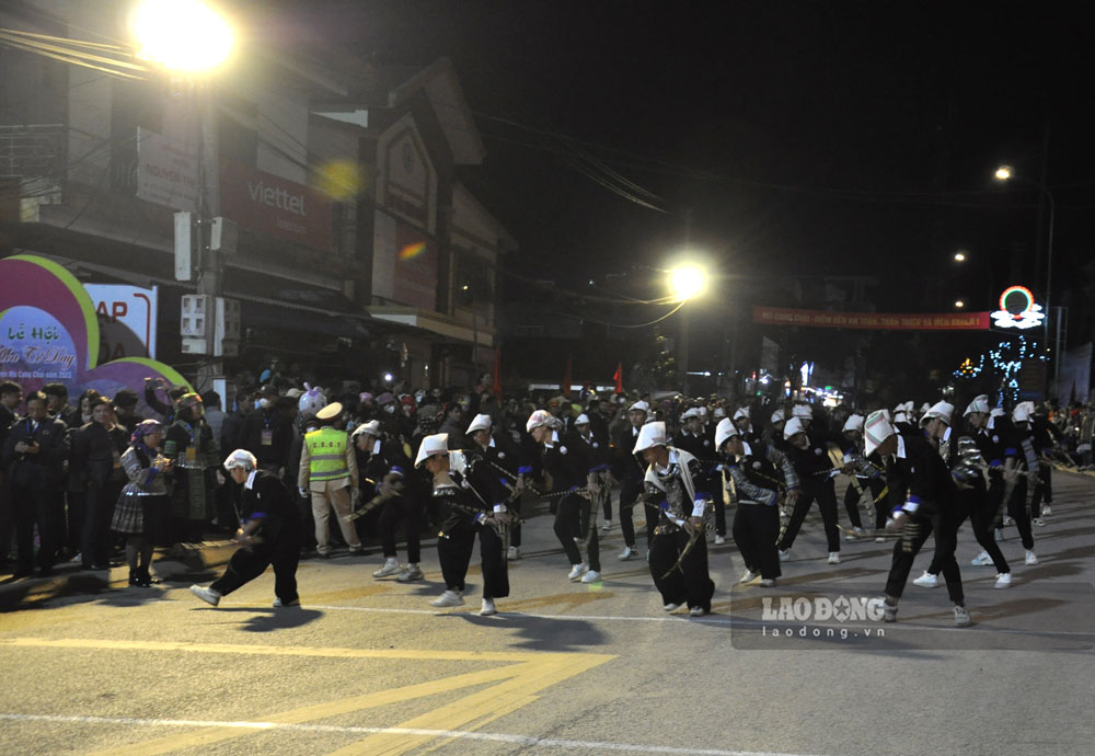 Các nghệ nhân và học sinh tham gia màn trình diễn múa khèn của người H'Mông. Ảnh: Phan Kiên