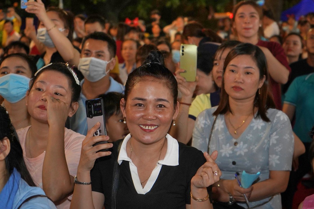Công nhân hòa vào không khí sôi nổi tại ngày "Đêm hội văn hóa – Chào đón năm mới 2024". Ảnh: Phương Ngân