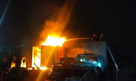 4 xe container bốc cháy ngùn ngụt giữa đêm ở Hải Phòng. Ảnh: Công an Hải Phòng