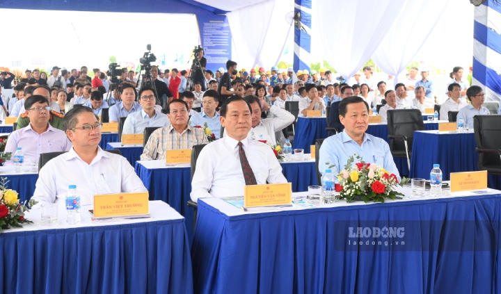 Phó Thủ tướng Chính phủ Lê Minh Khái (bên phải, ngồi hàng ghế thứ nhất) tham dự lễ khánh thành dự án cầu Mỹ Thuận 2. Ảnh: Thành Nhân