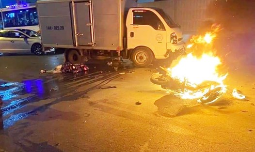 Xe môtô bốc cháy tại vụ tai nạn tại phường Cửa Ông, TP Cẩm Phả. Ảnh: Người dân cung cấp