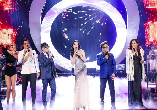 Các nghệ sĩ gửi tặng khán giả Thủ đô nhiều ca khúc "hit" trong liveshow "Chạm" đón lễ Giáng sinh. Ảnh: Mạnh Nguyễn