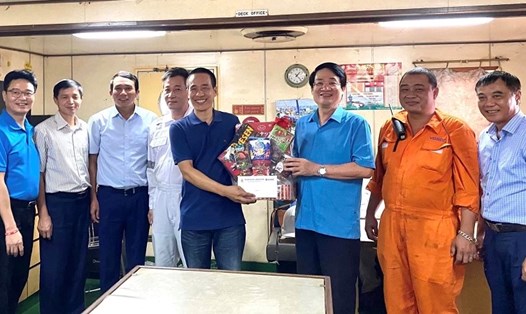 Ông Lê Phan Linh - Chủ tịch Công đoàn Tổng Công ty Hàng hải Việt Nam tặng quà người lao động. Ảnh: CĐHHVN