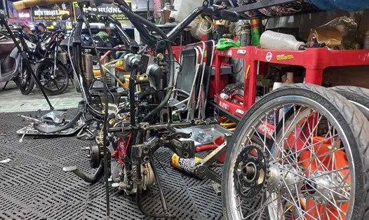 Nhiều phương tiện, bộ phận xe máy bị tháo trơ khung có dấu hiệu độ chế tại cơ sở sửa xe tại ấp An Chu, xã Bắc Sơn. Ảnh: Công an Đồng Nai
