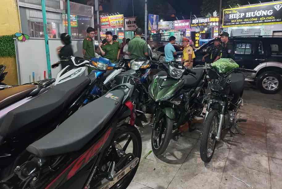 Tổ công tác phối hợp Công an huyện Trảng Bom kiểm tra cơ sở sửa xe mô tô tại huyện Trảng Bom. Ảnh: Công an Đồng Nai