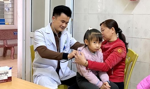 Bác sĩ Viên Đình Hải, Bệnh viên đa khoa Như Xuân, Thanh Hoá đang thăm khám cho 1 bệnh nhi. Ảnh: Nhân vật cung cấp