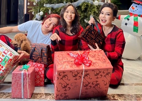 Việt Hương và gia đình nhỏ đón Giáng sinh. Ảnh: NSCC.