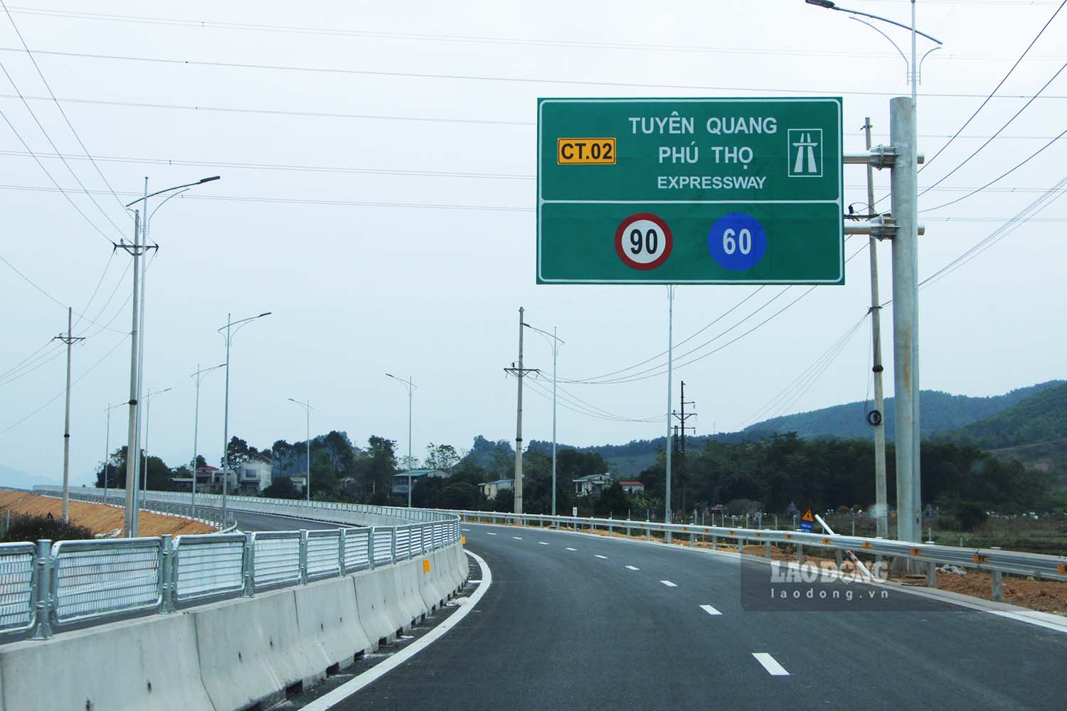 Cao tốc Tuyên Quang - Phú Thọ dài 40,2km, giúp rút ngắn 1/3 thời gian di chuyển từ TP Tuyên Quang đi Hà Nội. Ảnh: Nguyễn Tùng.