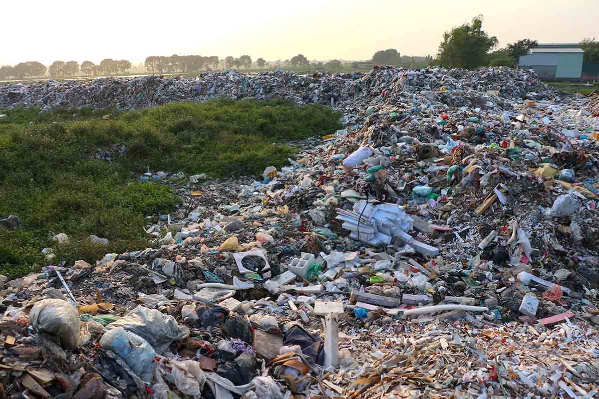 Nơi đây chứa đủ loại rác thải từ rác thải sinh hoạt tới rác thải công nghiệp như: mút, bông, xốp, mùn cưa, phế thải xây dựng…