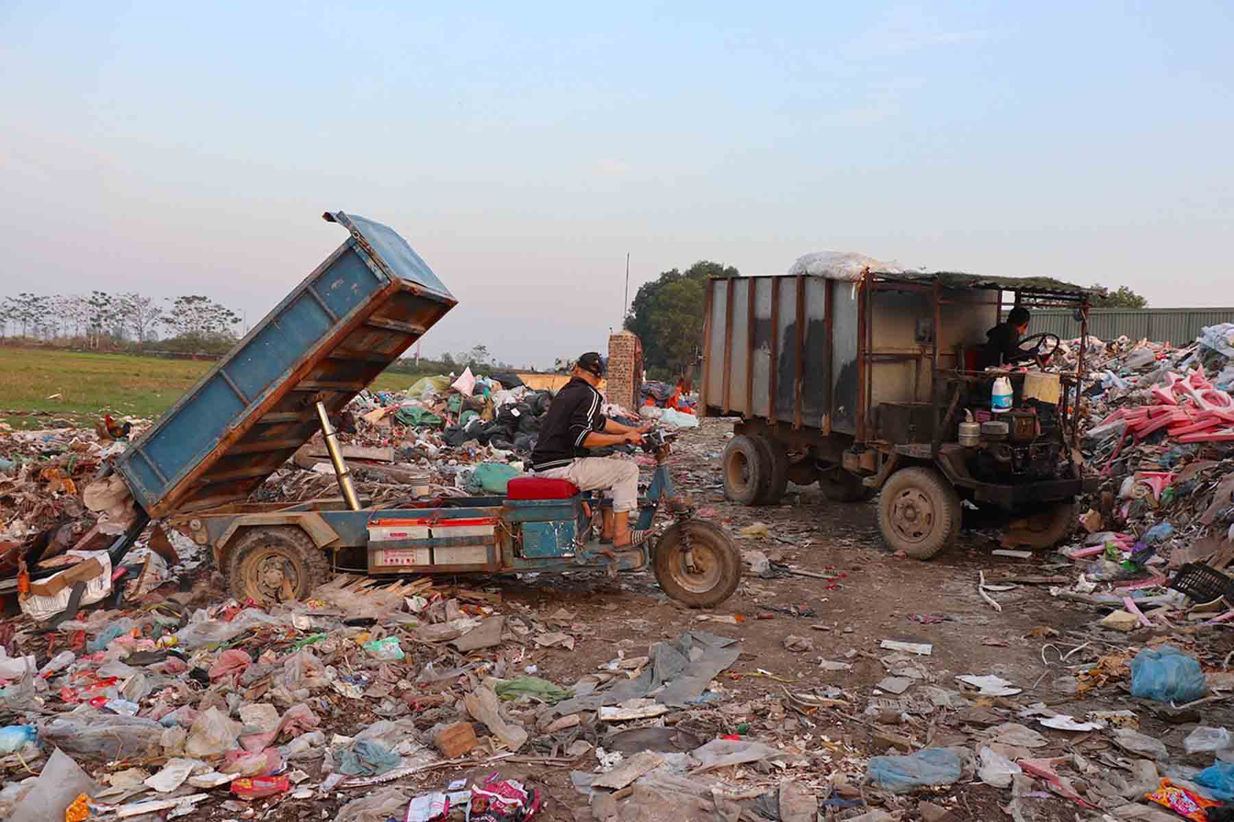 Bãi rác tấp nập người ra vào với đủ các phương tiện chở rác như: xe máy, xe ba bánh, ô tô tải, xe chở rác chuyên dụng. Ảnh: Hữu Chánh