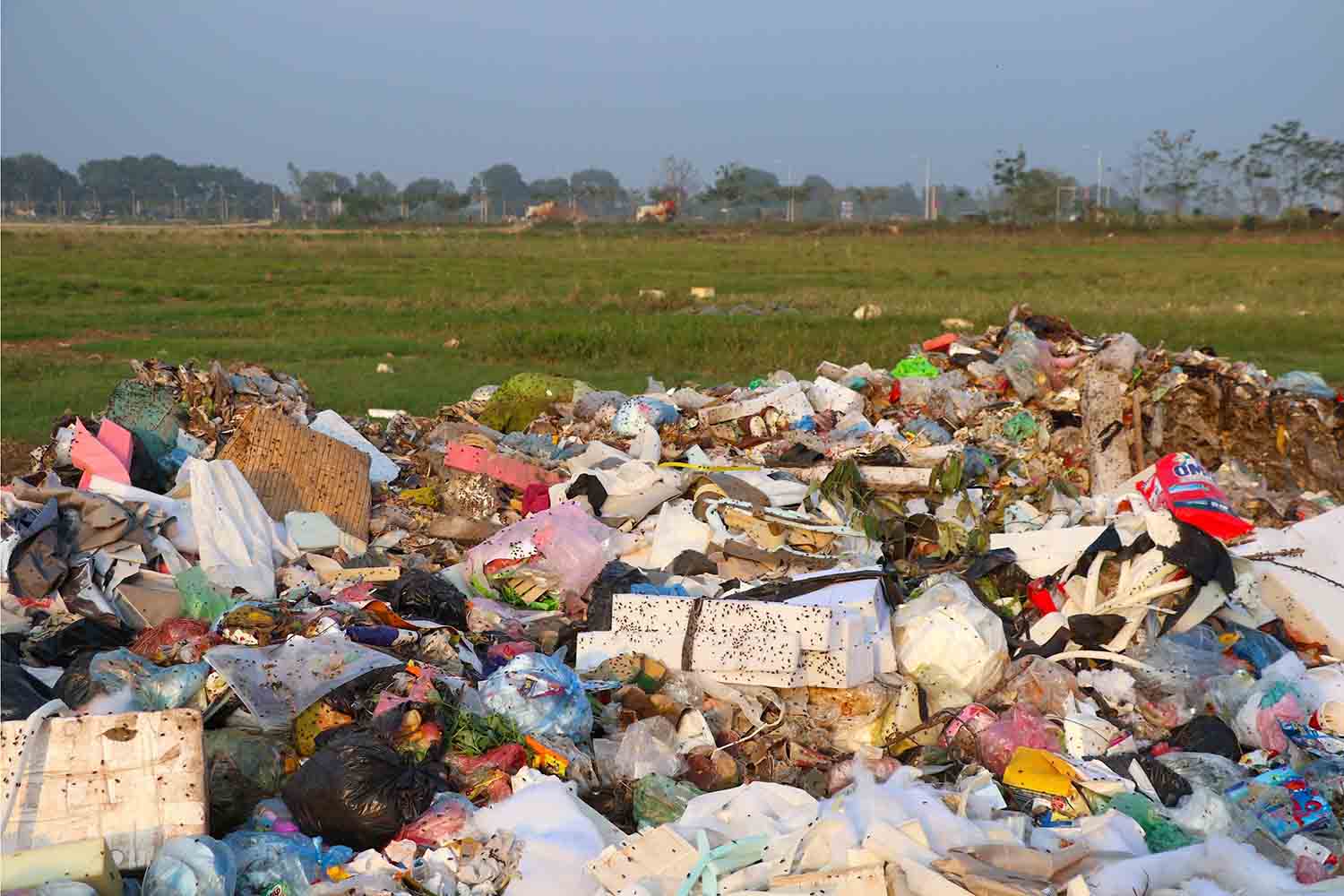 Nơi đây chứa đủ loại rác thải từ rác thải sinh hoạt tới rác thải công nghiệp như: mút, bông, xốp, mùn cưa, phế thải xây dựng… Ảnh: Hữu Chánh