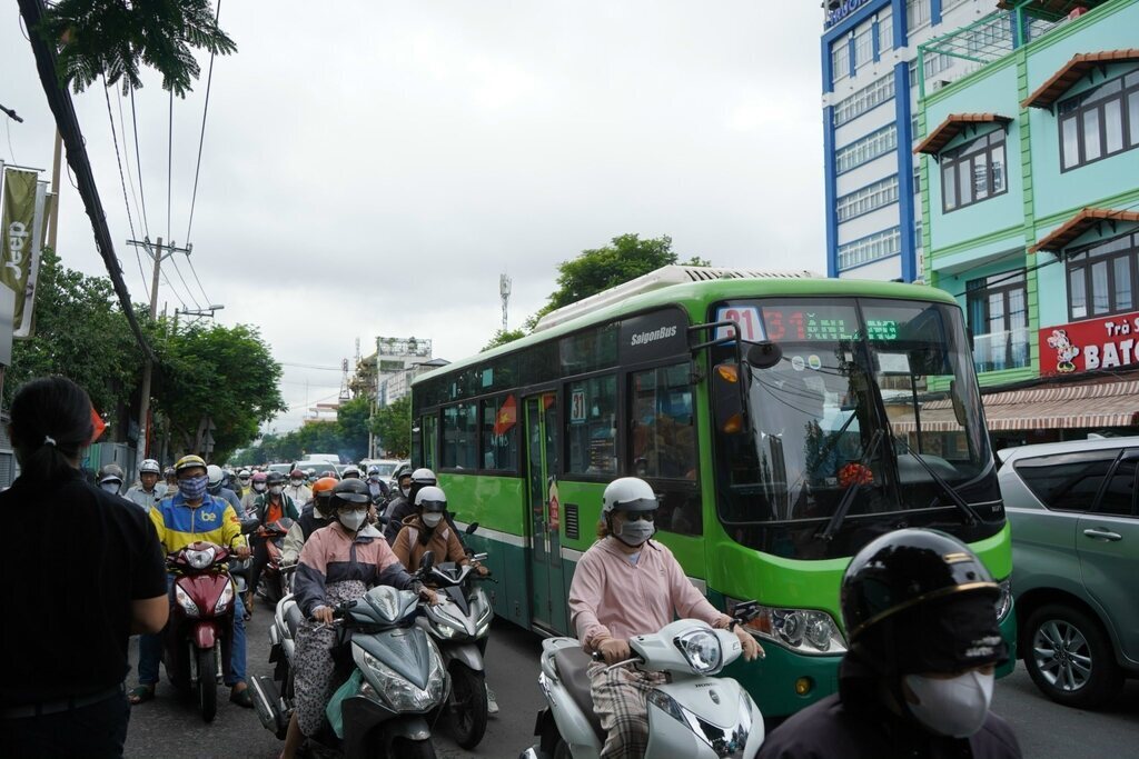 Ở hướng khác, đường Nguyễn Tất Thành liên kết khu Nam qua trung tâm thành phố cũng quá tải trầm trọng, thường xuyên ùn tắc.  