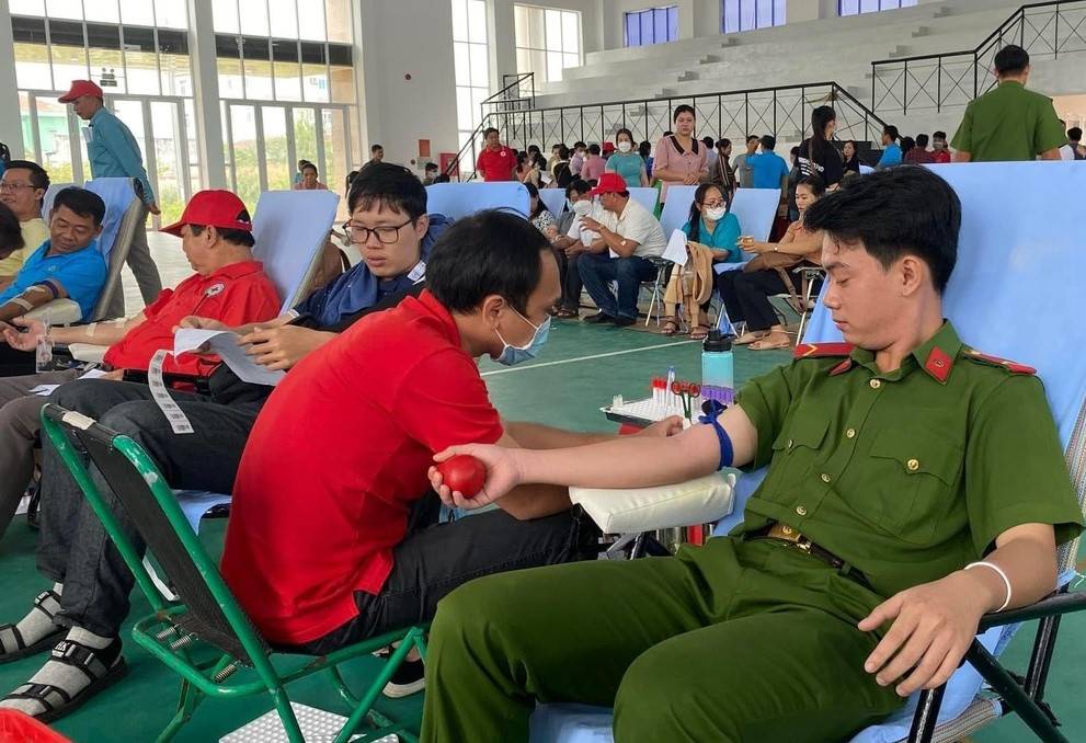 Đông đảo tình nguyện viên tham gia hiến máu. Ảnh: Phương Anh