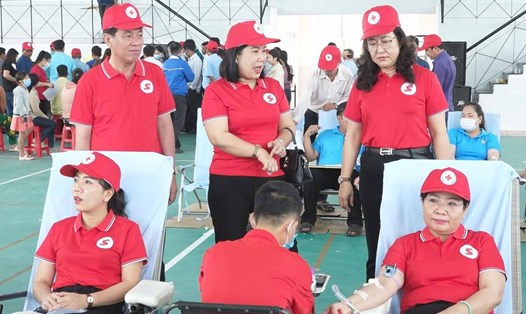 Bà Hồ Thị Cẩm Đào - Phó Bí thư Thường trực Tỉnh ủy Sóc Trăng (bìa phải) tham gia hiến máu tại Ngày hội. Ảnh: Phương Anh