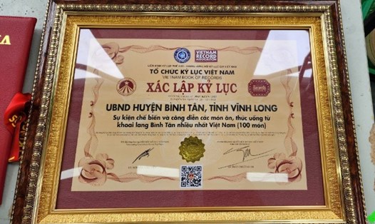 Huyện Bình Tân nhận bằng công nhận 100 món ăn từ khoai lang là kỷ lục Việt Nam. Ảnh: Hoàng Lộc