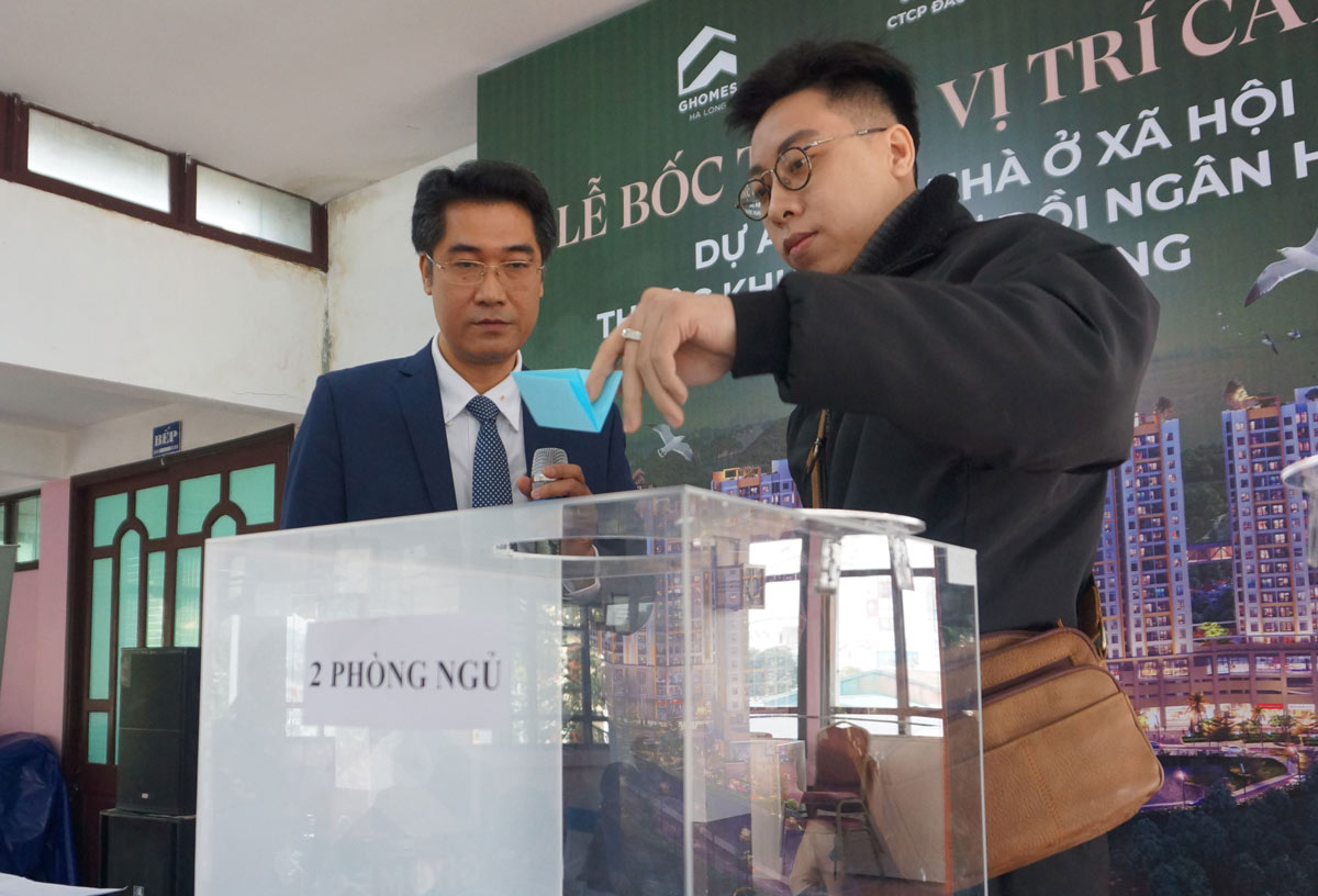 Hộ khách hàng bốc thăm vị trí căn hộ nhà ở xã hội đồi Ngân Hàng. Ảnh: Đoàn Hưng