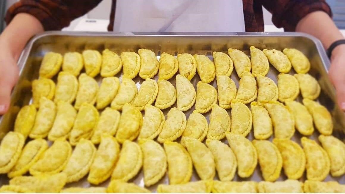 Tiệm vỏ bánh gối hơn 30 năm tuổi ở phố cổ, ngày bán hàng vạn chiếc