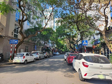 Xe ôtô dừng đỗ hai hàng chiếm đường lên cầu Long Biên. Ảnh: Minh Hạnh 