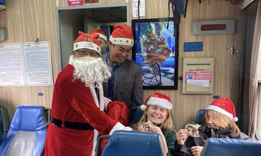 Tổ chức đón Giáng sinh trên các chuyến tàu Thống Nhất. Ảnh: VNR