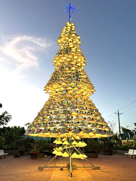 Đón lễ Giáng sinh năm nay, người dân giáo xứ Bến Bàu làm cây thông Noen từ 1.200 chiếc nón lá truyền thống (con số 12 là con số tượng trưng cho 12 tông đồ của Chúa), cao hơn 20m, tạo thành 4 tầng tháp. 