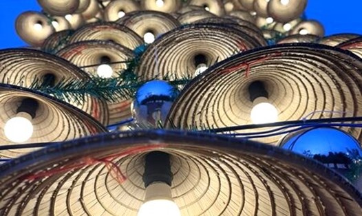 1.200 chiếc nón lá kết thành cây thông Noel độc đáo tại Nhà thờ Bến Bàu, huyện Hồng Dân, tỉnh Bạc Liêu. Ảnh: Nhật Hồ