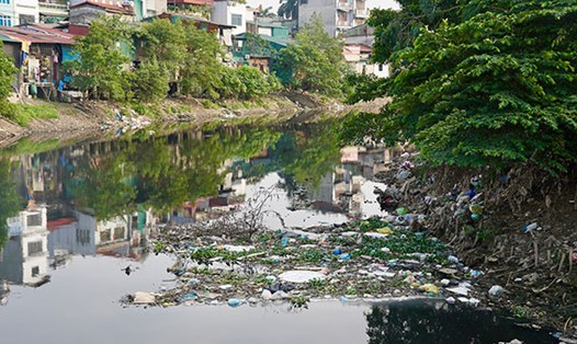 Sông Nhuệ ô nhiễm nghiêm trọng, ảnh hưởng đến sức khoẻ, cuộc sống sinh hoạt của người dân hai bên bờ. 
Ảnh: Hữu Chánh