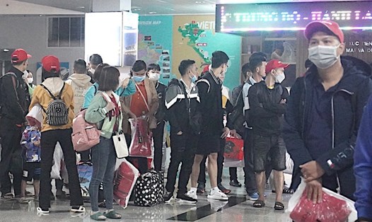 Người lao động được Tổng LĐLĐVN và đối tác tặng vé máy bay để vui xuân đón Tết Quý Mão 2023 cùng gia đình. Ảnh: Quỳnh Trang