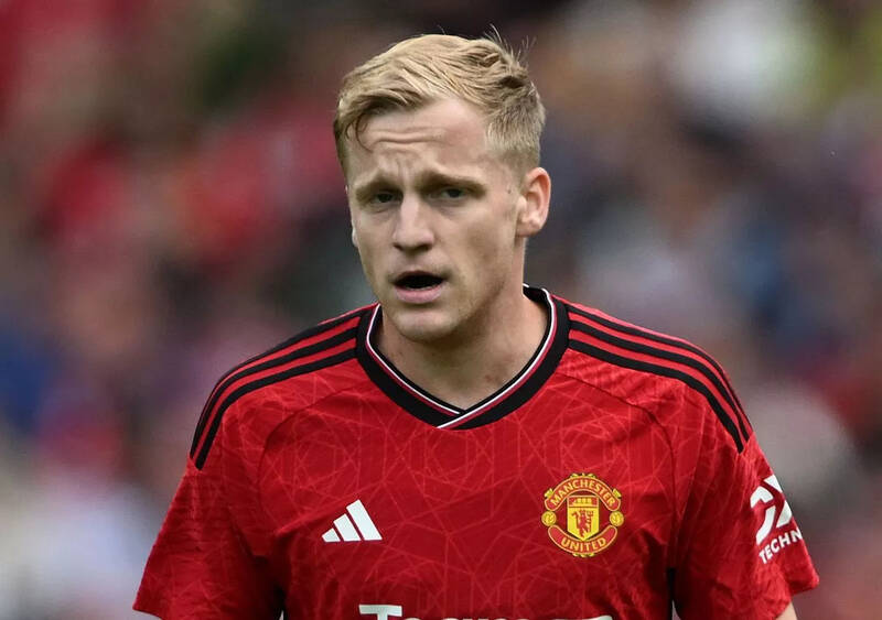 Giá như Van de Beek không tham vọng chuyển đến Man United...  Ảnh: AFP 