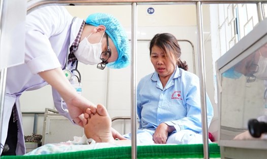 Áp lực công việc cao, trong khi mức lương của bác sĩ bệnh viện tuyến công lập ở tỉnh Quảng Ngãi đang rất thấp, khiến nhiều y bác sĩ "nhảy việc" sang các bệnh viện tư để nhận mức lương cao hơn. Ảnh: Ngọc Viên