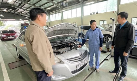 Lãnh đạo Công đoàn Giao thông Vận tải Việt Nam động viên, tặng quà người lao động tại các trung tâm đăng kiểm xe cơ giới dịp cuối năm 2023. Ảnh: Hà Anh