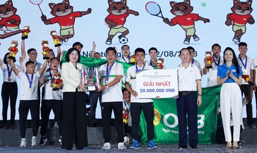 Lãnh đạo Ngân hàng Nhà nước và Công đoàn Ngân hàng Việt Nam trao thưởng cho đoàn viên tham gia Đại hội Thể dục - Thể thao ngành Ngân hàng lần thứ nhất năm 2023. Ảnh: Hải Nguyễn