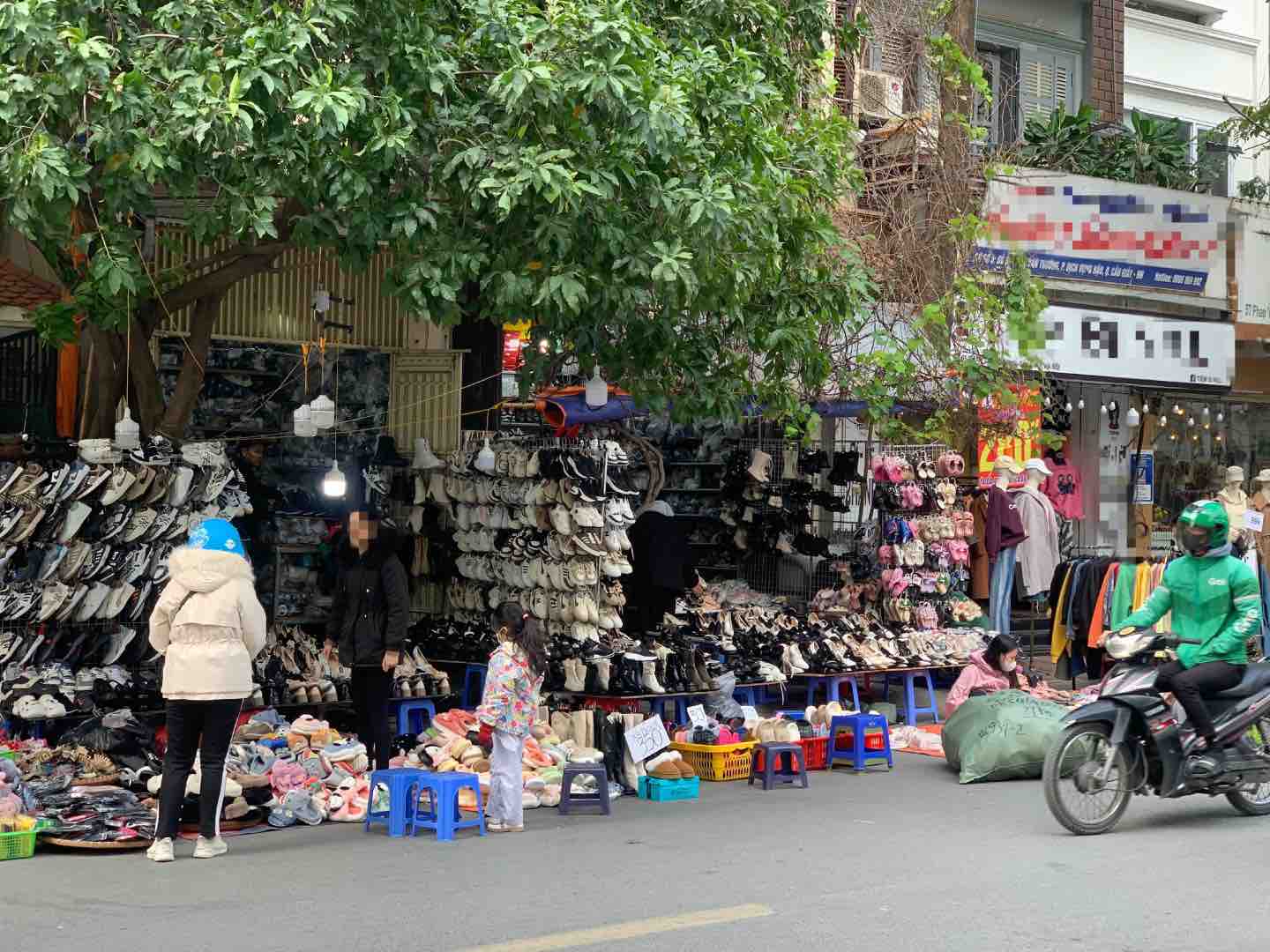 Những cửa hàng kinh doanh gần khu vực chợ cũng tận dụng vỉa hè và một phần lòng đường để buôn bán. Ảnh: Nhật Minh