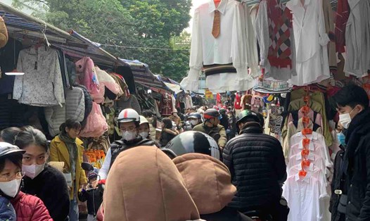 Lòng đường bị chiếm dụng, người dân chật vật lưu thông qua Chợ Nhà Xanh (Cầu Giấy, Hà Nội). Ảnh: Nhật Minh