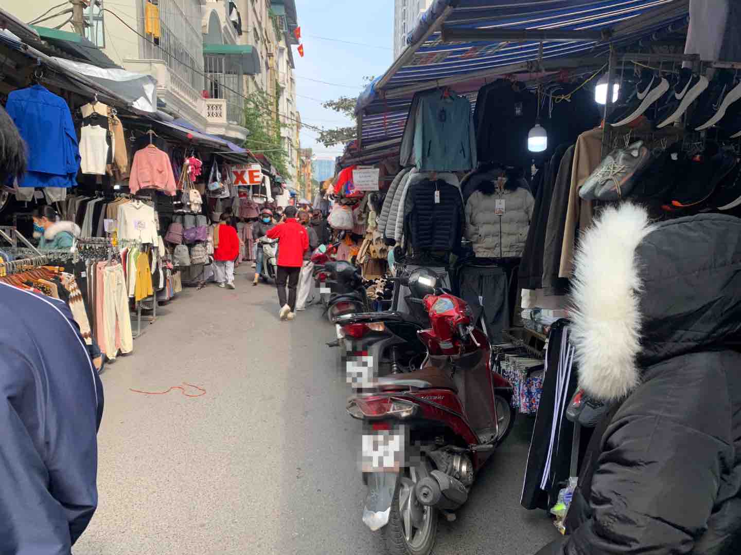 Hàng loạt xe máy đỗ bừa bãi tại Chợ Nhà Xanh, gây cản trở giao thông. Ảnh: Nhật Minh