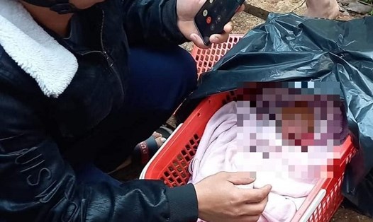 Bé sơ sinh bị bỏ rơi ở lề đường tại thôn Lộc Thuận. Ảnh: B.T